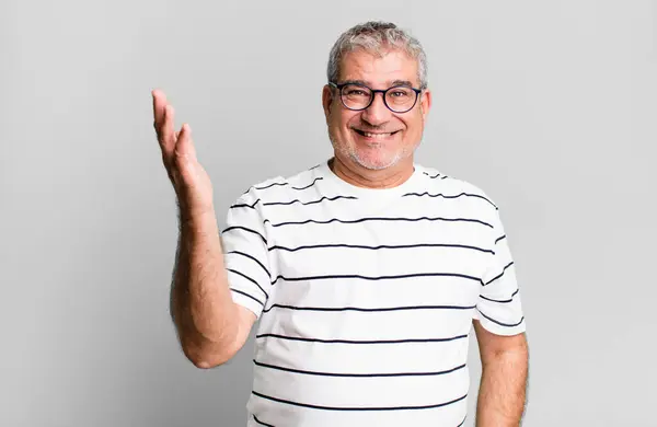 Senioren Mittleren Alters Fühlen Sich Glücklich Überrascht Und Fröhlich Lächeln — Stockfoto