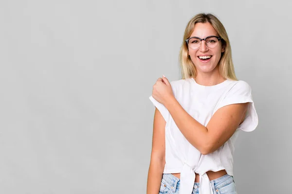 Caucasian Blonde Woman Feeling Happy Facing Challenge Celebrating Copy Space — Stockfoto
