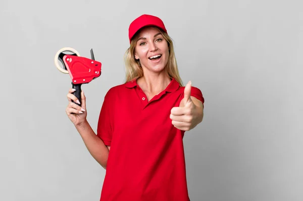Caucasian Blonde Woman Feeling Proud Smiling Positively Thumbs Shipping Packer — Stockfoto