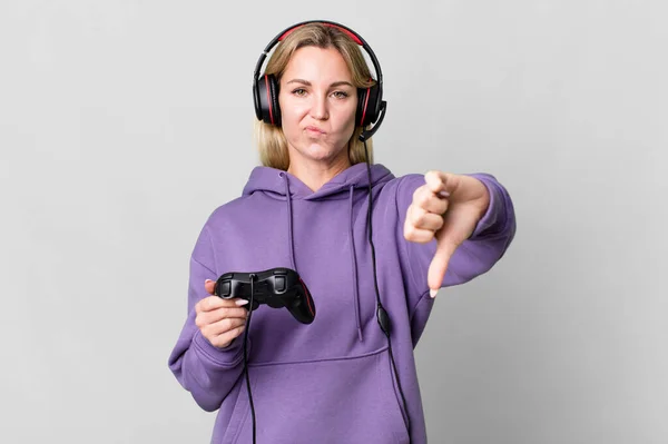Caucasian Blonde Woman Feeling Cross Showing Thumbs Gamer Concept — Stok fotoğraf