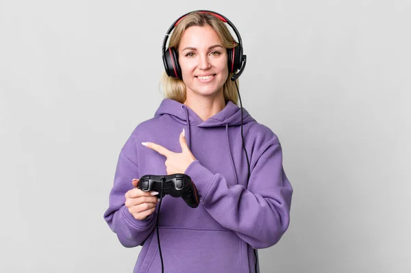 Caucasian Blonde Woman Smiling Cheerfully Feeling Happy Pointing Side Gamer —  Fotos de Stock