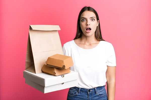 Young Pretty Woman Looking Very Shocked Surprised Delivery Take Away — ストック写真