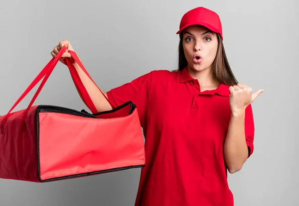 Young Pretty Woman Looking Astonished Disbelief Pizza Delivery Concept — Foto Stock
