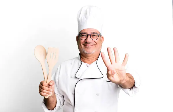 Uomo Anziano Mezza Età Sorridente Amichevole Mostrando Numero Quattro Chef — Foto Stock