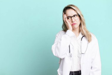 Sıkıldım, hayal kırıklığına uğradım ve yorucu bir günün ardından uykum geldi. Tıp öğrencisi ya da doktor.