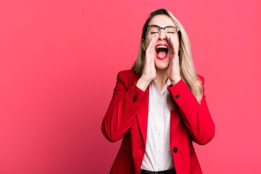 Mutluyum, ellerim ağzımın yanındayken bağırıyorum. iş kavramı