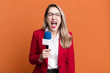 Saldırgan bir şekilde bağırıyordu, çok sinirli görünüyordu. gazeteci veya sunucu kavramı