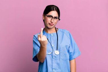 Kızgın, sinirli, asi ve agresif hissediyorum. hemşire konsepti