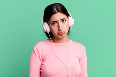 Üzgün ve mızmız hissediyorum. Mutsuz bir bakışla ve ağlamayla. kulaklıkla müzik dinlemek