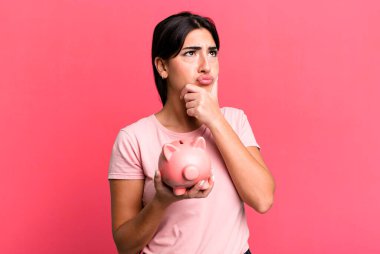 Düşünüyor, kuşkucu ve şaşkın hissediyorum. Domuz kumbarasıyla.