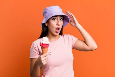 Mutlu, şaşkın ve şaşırmış görünüyor. dondurma ve yaz konsepti