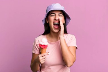 Mutluyum, ellerim ağzımın yanındayken bağırıyorum. dondurma ve yaz konsepti
