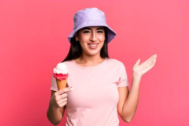 Mutlu olmak, bir çözüm ya da fikri fark etmek beni şaşırttı. dondurma ve yaz konsepti