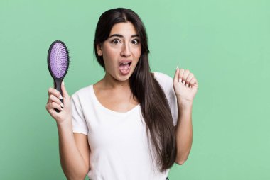 Şok oldum, güldüm ve başarıyı kutladım. saç tarağı konsepti