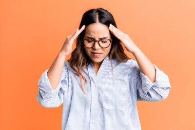 İspanyol güzel kadın stresli ve hayal kırıklığına uğramış görünüyor, baskı altında çalışıyor, başı ağrıyor ve sorunları var.