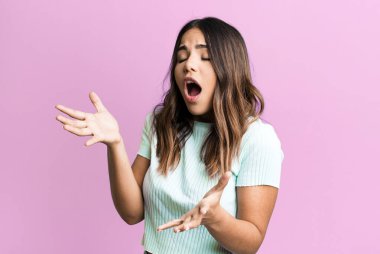 İspanyol güzeli bir kadın opera icra ediyor ya da konserde şarkı söylüyor, romantik, sanatsal ve tutkulu hissediyor.