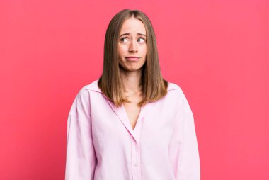 Şaşırmış ve kafası karışmış görünüyor, merak ediyor ya da bir sorunu çözmeye çalışıyor.