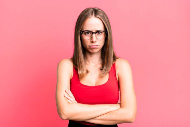 Hoşnutsuz ve hayal kırıklığına uğramış hissediyorum, ciddi görünüyor, kızgın ve çapraz kollara kızgın.