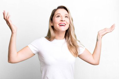 Mutlu, şaşkın, şanslı ve şaşırmış hissediyorum. Zaferi iki elim havada kutluyorum.