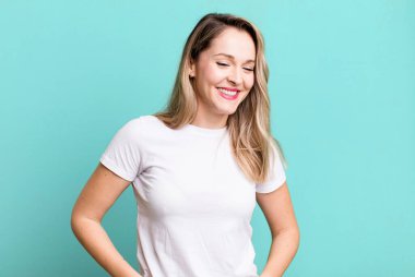 Gururlu, kendinden emin, havalı, küstah ve kibirli görünüyor, gülümsüyor, başarılı hissediyor.