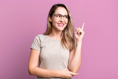 Mutlu bir şekilde gülümsemek ve yan bakmak, merak etmek, düşünmek ya da bir fikir sahibi olmak.