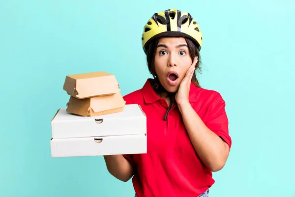 Hispanic Pretty Woman Feeling Shocked Scared Delivery Woman Take Away — Stockfoto