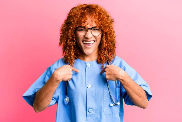 Rudé Vlasy Hezká Žena Cítí Šťastný Ukazuje Sebe Nadšením Koncepce — Stock fotografie