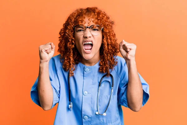 Rudé Vlasy Hezká Žena Křičí Agresivně Rozzlobeným Výrazem Koncepce Zdravotní — Stock fotografie