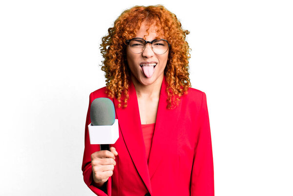 рыжие волосы красивая женщина чувствует отвращение и раздражение и язык наружу. журналист и ведущий концепции