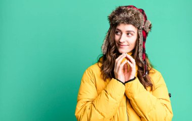 Kışlık giysileri olan genç ve güzel bir kadın. Soğuk ve kış kavramı