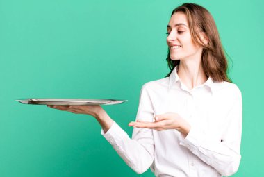 Genç ve güzel bir kadın elinde boş bir duayla fotokopi çekiyordu.