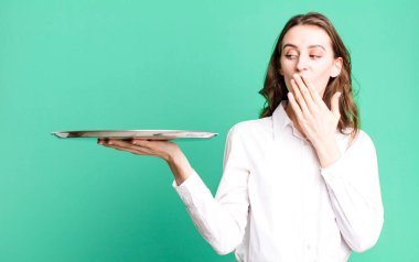 Genç ve güzel bir kadın elinde boş bir duayla fotokopi çekiyordu.