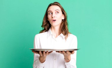 Genç ve güzel bir kadın elinde boş bir duayla fotokopi çekiyordu.