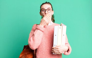 Genç, güzel bir üniversite öğrencisi.