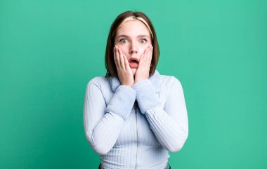 Genç ve güzel bir kadın şok olmuş ve korkmuş hissediyor.