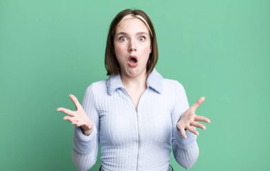 Genç ve güzel bir kadın son derece şaşkın ve şaşırmış hissediyor.