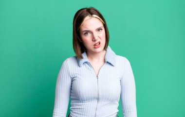 Genç güzel kadın şaşkın ve şaşkın hissediyor.