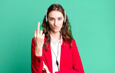 Genç ve güzel bir kadın kızgın, sinirli, asi ve agresif hissediyor. tele pazarlamacı kavramı