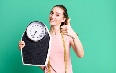 Genç ve güzel bir kadın gururlu, olumlu gülümsüyor. fitness ve diyet konsepti