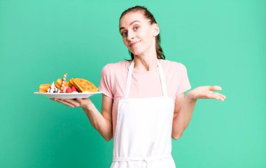 Genç ve güzel bir kadın şaşkın, şaşkın ve şüpheci hissediyor. Waffle konsepti