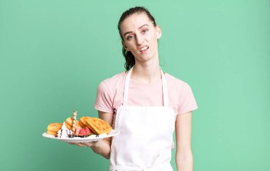 Genç ve güzel bir kadın şaşkın ve şaşkın hissediyor. Waffle konsepti