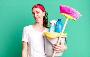 Neşeli ve asi tavırları olan genç ve güzel bir kadın, şaka yapıyor ve dilini dışarı çıkarıyor. kahya konsepti