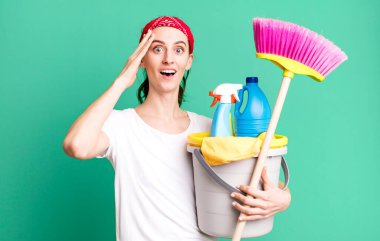 Genç ve güzel bir kadın mutlu, şaşkın ve şaşırmış görünüyor. kahya konsepti