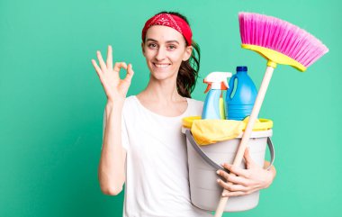 Genç ve güzel bir kadın kendini mutlu hissediyor. Onayını iyi bir hareketle gösteriyor. kahya konsepti