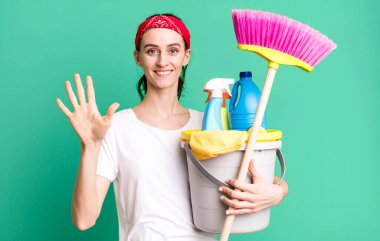 Genç, güzel bir bayan gülümsüyor ve arkadaş canlısı görünüyor, beş numarayı gösteriyor. kahya konsepti