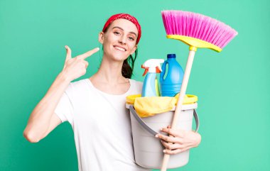 Genç ve güzel bir kadın, kendine güvenerek gülümsüyor. kahya konsepti