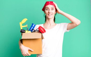 Genç ve güzel bir kadın gergin, endişeli ya da korkmuş hissediyor. Elleri başının üstünde. kahya ve alet çantası kavramı