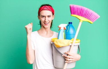 Genç ve güzel bir kadın sinirli bir ifadeyle agresif bir şekilde bağırıyor. kahya konsepti