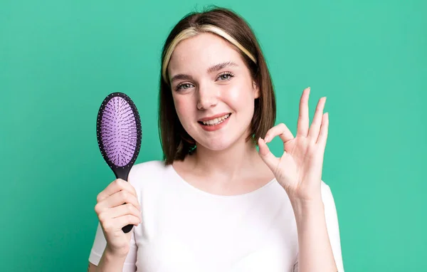 Young Pretty Woman Using Hair Comb — Stock Photo, Image