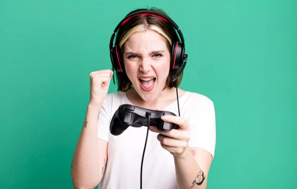 Young Pretty Woman Headset Controller Gamer Concept — ストック写真